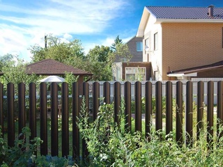 Штакетник Twin Grand Line 0,5 Satin RR 32 Темно-Коричневый 2 - в «Монолит-Металлопрокат».